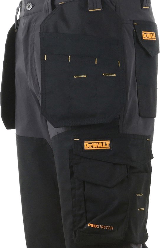 Detail van werkbroek met DeWalt logo op zwarte zak.