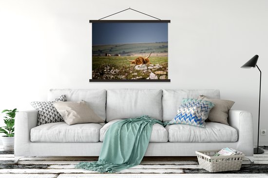 Posterhanger incl. Poster 120x90 cm - Schoolplaat - Schotse Hooglander - Stenen - Gras - Textielposter - Zwarte latten
