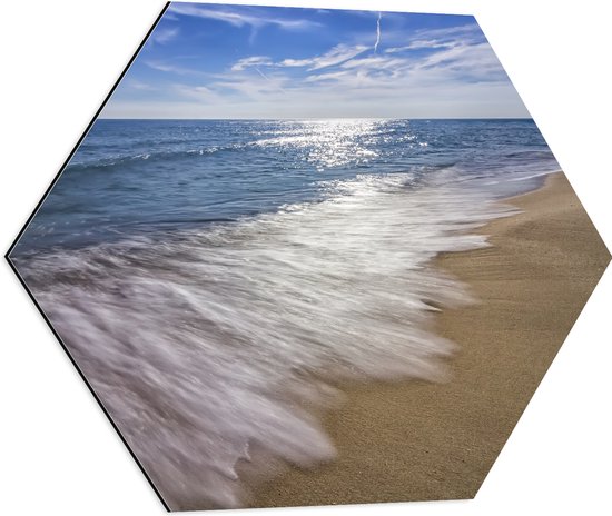 Dibond Hexagon - Zee - Strand - Zand - Golven - Schuim - 60x52.2 cm Foto op Hexagon (Met Ophangsysteem)