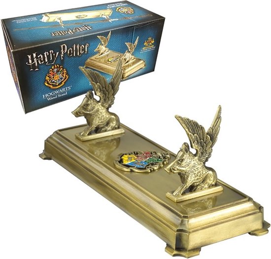 Gouden wandstandaard met twee gevleugelde varkens en een embleem, met de "Harry Potter"-verpakking erachter.