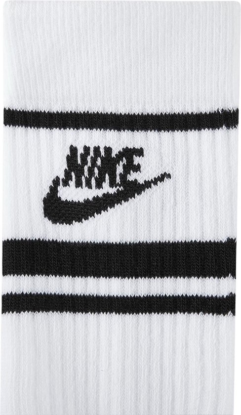 Detail van een witte sok met twee zwarte strepen en een Nike logo.