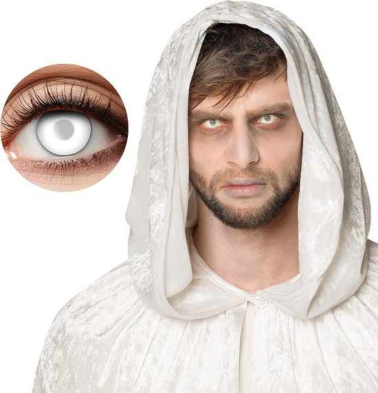 Model met een witte, puntige kap op, en enge witte contactlenzen. Een close-up van een oog met een witte lens is ernaast geplaatst.