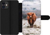 Bookcase Geschikt voor iPhone 12 Pro telefoonhoesje - Schotse Hooglander - Sneeuw - Berg - Met vakjes - Wallet case met magneetsluiting