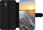 Bookcase Geschikt voor iPhone 12 Mini telefoonhoesje - Het strand bij Domburg - Met vakjes - Wallet case met magneetsluiting