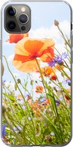 Geschikt voor iPhone 12 Pro Max hoesje - Bloemen - Klaproos - Lente - Natuur - Rood - Blauw - Siliconen Telefoonhoesje