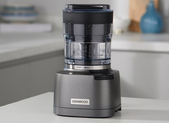 Grijze Kenwood chopper met 'CHOP | GRIND' op de zilveren band.