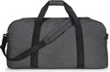 Grijze Eastpak reistas met verstelbare schouderband en zwarte hengsels.