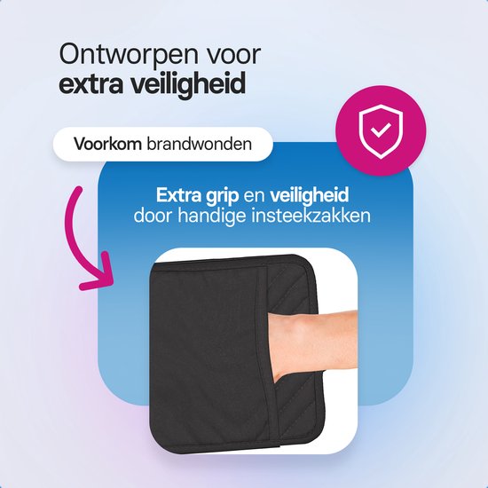 Close-up van een hand die in de insteekzak van een zwarte pannenlap glijdt. Tekst: 'Ontworpen voor extra veiligheid', 'Voorkom brandwonden', 'Extra grip en veiligheid door handige insteekzakken'.