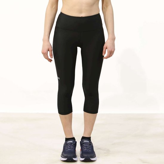 Zicht op de voorkant van een zwarte capri sportbroek met wit logo.