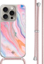 Casimoda® hoesje met rosegoud koord - Geschikt voor iPhone 15 Pro - Pink Glam - Afneembaar koord - TPU/polycarbonaat - Roze