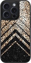 Casimoda® hoesje - Geschikt voor iPhone 15 Pro - Chevron Luipaard - Luxe Hard Case Zwart - Backcover telefoonhoesje - Zwart