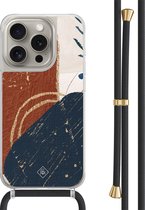 Casimoda® hoesje met zwart koord - Geschikt voor iPhone 15 Pro - Abstract Terracotta - Afneembaar koord - TPU/polycarbonaat - Blauw