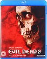 Evil Dead 2 Blu-ray hoes. Close-up van een skelet met rode ogen tegen een rode, rokerige achtergrond. Bevat de filmtitel en "A Film by Sam Raimi".