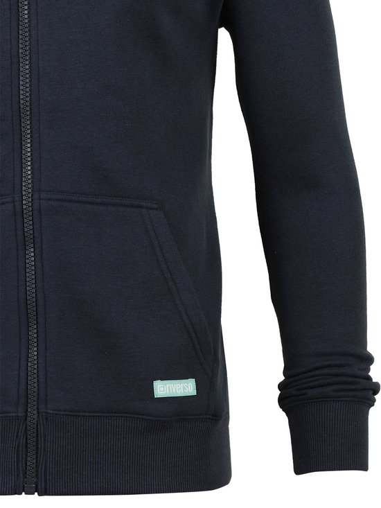 Detail van de onderkant en mouw van een donkerblauwe sweater.