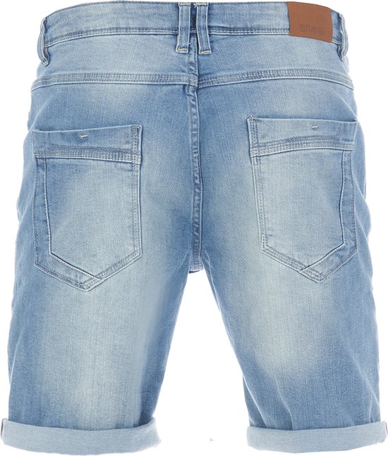 Achterkant van een lichtblauwe denim short met omgeslagen broekspijpen en een bruin label.