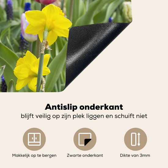 KitchenYeah® Inductie beschermer 81.6x52.7 cm - Een veld met tulpen, narcissen en blauwe druiven - Kookplaataccessoires - Afdekplaat voor kookplaat - Inductiebeschermer - Inductiemat - Inductieplaat mat
