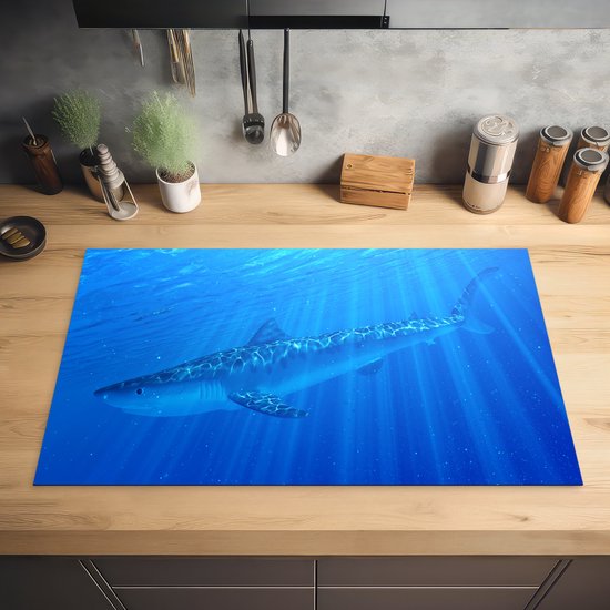 KitchenYeah® Inductie beschermer 85x52 cm - Een illustratie van een tijgerhaai in de zee - Kookplaataccessoires - Afdekplaat voor kookplaat - Inductiebeschermer - Inductiemat - Inductieplaat mat