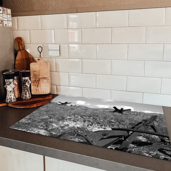 KitchenYeah® Inductie beschermer 76x51.5 cm - Franse duinen van Omaha Beach bij Stranden van D-Day in Europa - zwart wit - Kookplaataccessoires - Afdekplaat voor kookplaat - Inductiebeschermer - Inductiemat - Inductieplaat mat