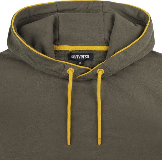 Sluiting van een donkergroene hoodie met gele accenten en trekkoorden.