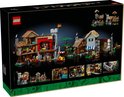 Achterkant van de LEGO Icons Middeleeuws stadsplein verpakking met verschillende weergaven.