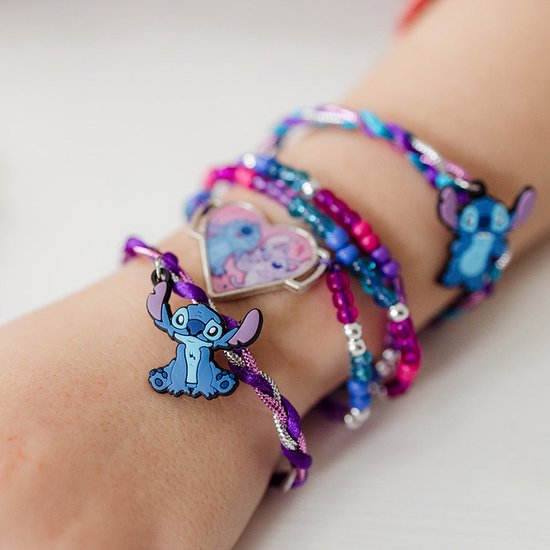 Réalisation de bracelets à breloques Totum Disney Stitch 3 avec perles et coeur et 2 breloques Stitch et techniques d'emballage et de tressage - speelgoed créatifs