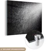 MuchoWow® Glasschilderij 40x30 cm - Schilderij acrylglas - Regendruppels met een zwarte achtergrond - Foto op glas - Schilderijen