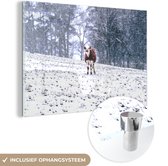 MuchoWow® Glasschilderij 150x100 cm - Schilderij acrylglas - Koe in de sneeuw - Foto op glas - Schilderijen