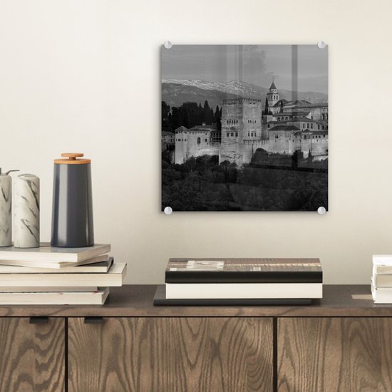 MuchoWow® Glasschilderij 20x20 cm - Schilderij acrylglas - Zwart-wit beeld verlichte muren van het Alhambra in Spanje - Foto op glas - Schilderijen - MuchoWow