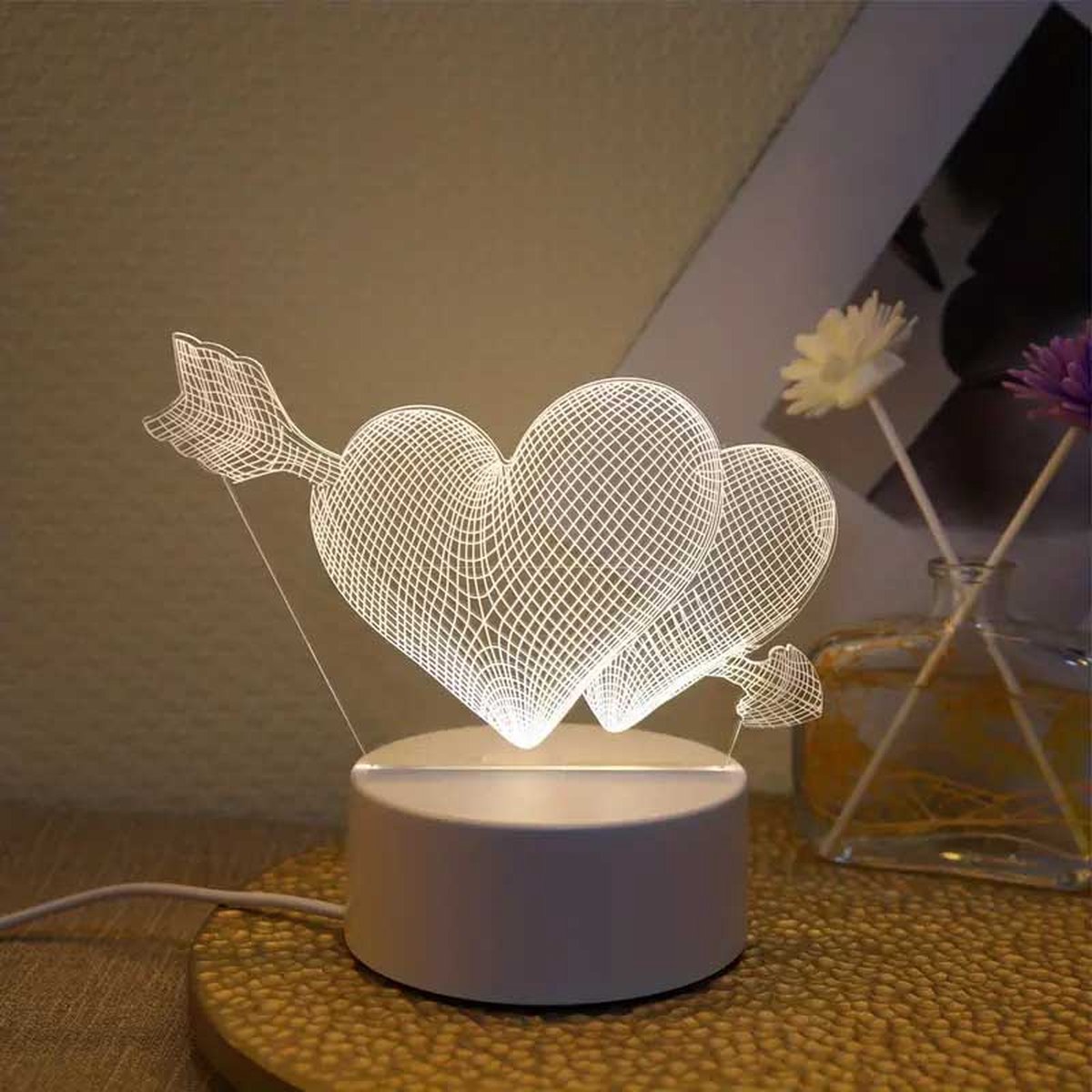 3D illusie LED lampje - Pijl door Harten - Warm licht - Inclusief 230v stekker - Tafellamp - Sfeerlamp - Bureaulamp - Nachtlamp - Cadeautje - Kinderlamp - Decoratie - Liefde - Moederdag - Verjaardag - Valentijn - Love