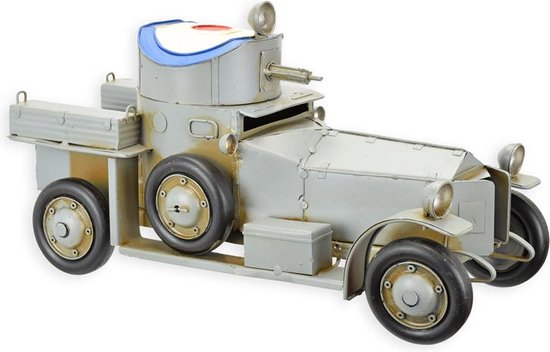 UN MODÈLE EN ÉTAIN D'UNE VOITURE BLINDÉE DE LA PREMIÈRE GUERRE MONDIALE