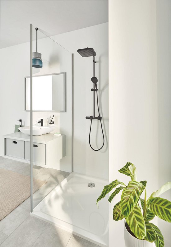 Moderne badkamer met matzwarte douche, wastafelmeubel, wastafel en spiegel.