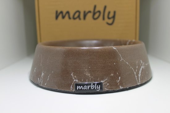 Bruine, marmeren voerbak van Marbly met een wit marmerpatroon. Marbly logo op de voorkant en op een doos op de achtergrond.
