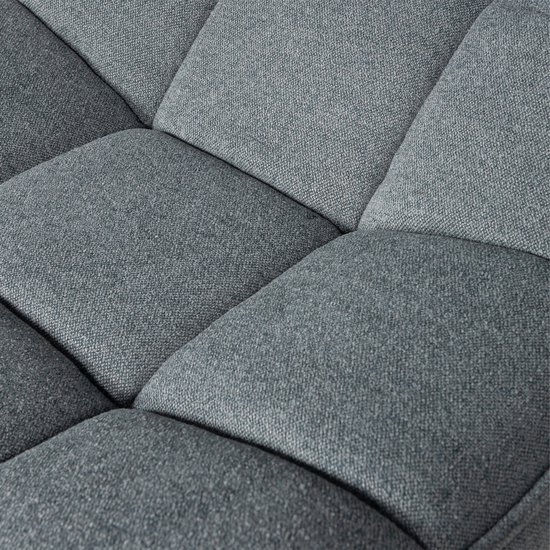 Close-up van de lichtblauwe stof met geblokt, stikpatroon op een fauteuil.