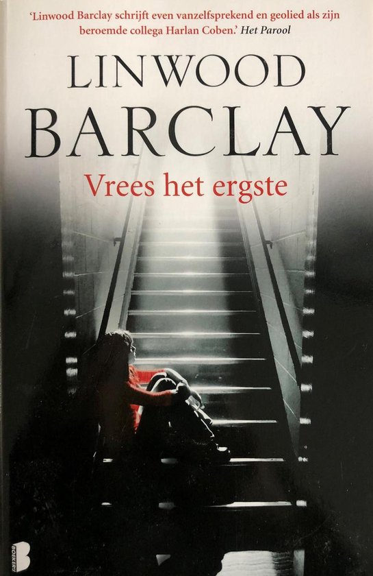 Boekomslag 'Vrees het ergste' van Linwood Barclay: een vrouw zit op een trap onder een lichtstraal. 'Linwood Barclay schrijft even vanzelfsprekend en geolied als zijn beroemde collega Harlan Coben. Het Parool'