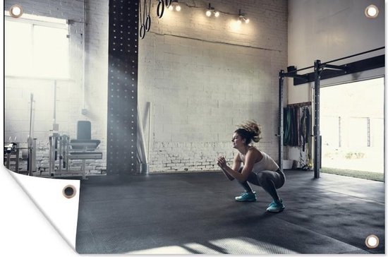 Une femme accroupie dans le gymnase affiche de jardin 60x40 cm - petit - Toile de jardin / Toile d'extérieur / Peintures pour l'extérieur (décoration de jardin)