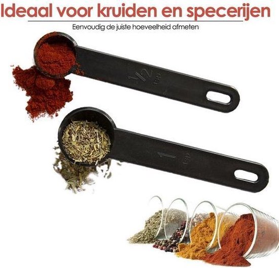 Cuillères à mesurer noires remplies d'épices rouges et d'herbes séchées. Idéal pour les herbes et les épices.
