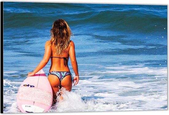 Dibond -Meisje met een Surfplank in het Water- Foto op Aluminium (Met Ophangsysteem)