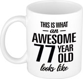 Awesome 77 year cadeau mok / beker 300 ml