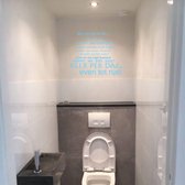 Muursticker Bij Ons Op De Wc -  Lichtblauw -  100 x 76 cm  -  toilet  alle - Muursticker4Sale