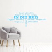 Muursticker In Dit Huis - Lichtblauw - 80 x 30 cm - woonkamer nederlandse teksten