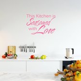 Muursticker This Kitchen Is Seasoned With Love - Roze - 80 x 57 cm - keuken engelse teksten