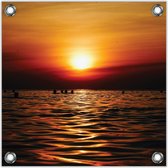 Tuinposter –Mensen in Zee tijdens Zonsondergang -50x50  Foto op Tuinposter  (wanddecoratie voor buiten en binnen)
