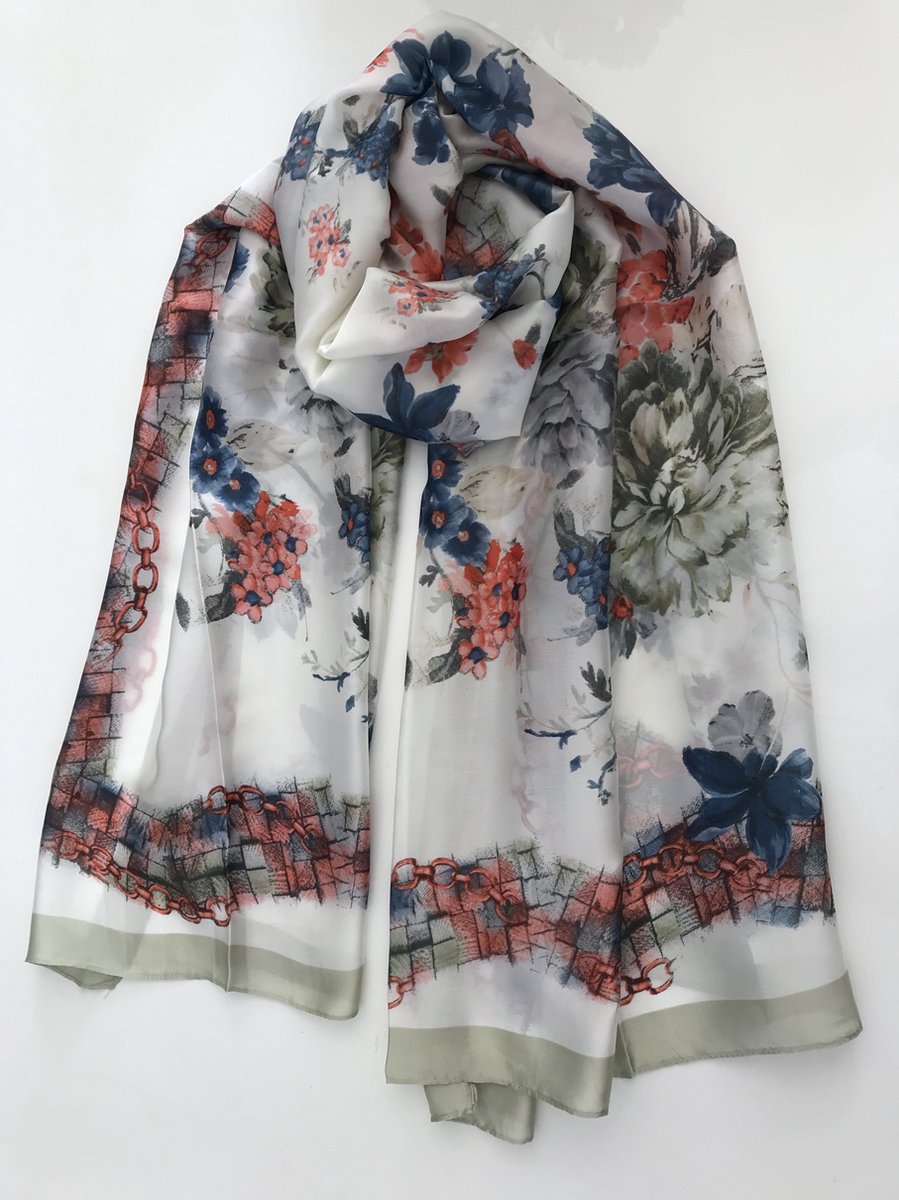 Modieuze zomersjaal van 50 % viscose met 50% zijde, glad materiaal