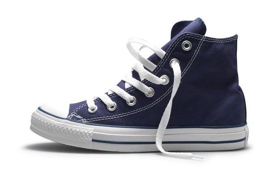 Donkerblauwe Converse All Star sneaker, hoge top, met witte veters, witte neus en zool.