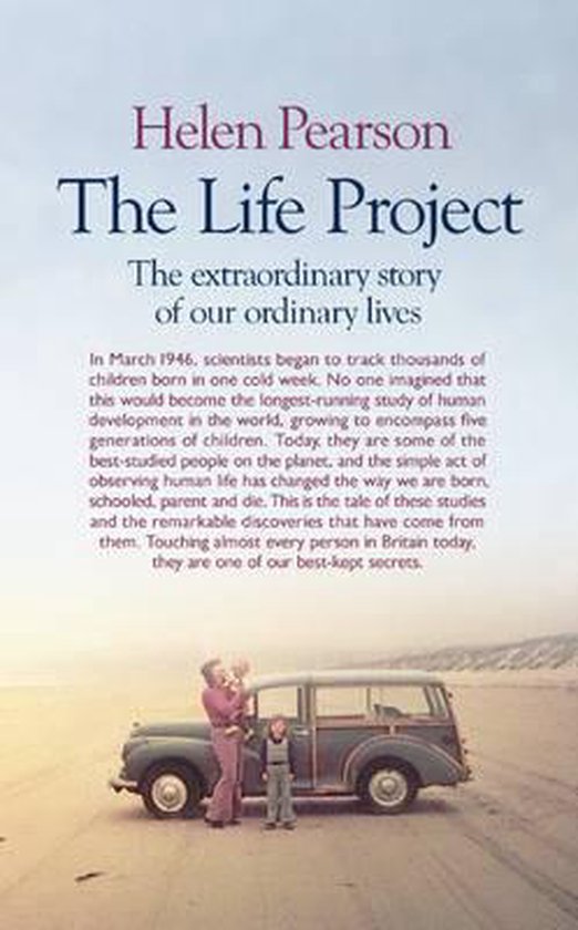 Couverture du livre 'The Life Project' par Helen Pearson. Une femme et un enfant se tiennent à côté d'une vieille voiture sur une plage.