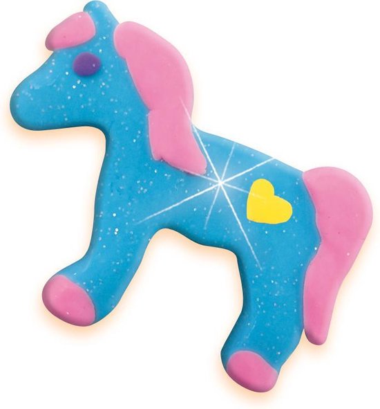 Een blauwe glitterklei eenhoorn met roze manen, staart en hoeven. Gele hartjes op de flanken en een paars oogje.