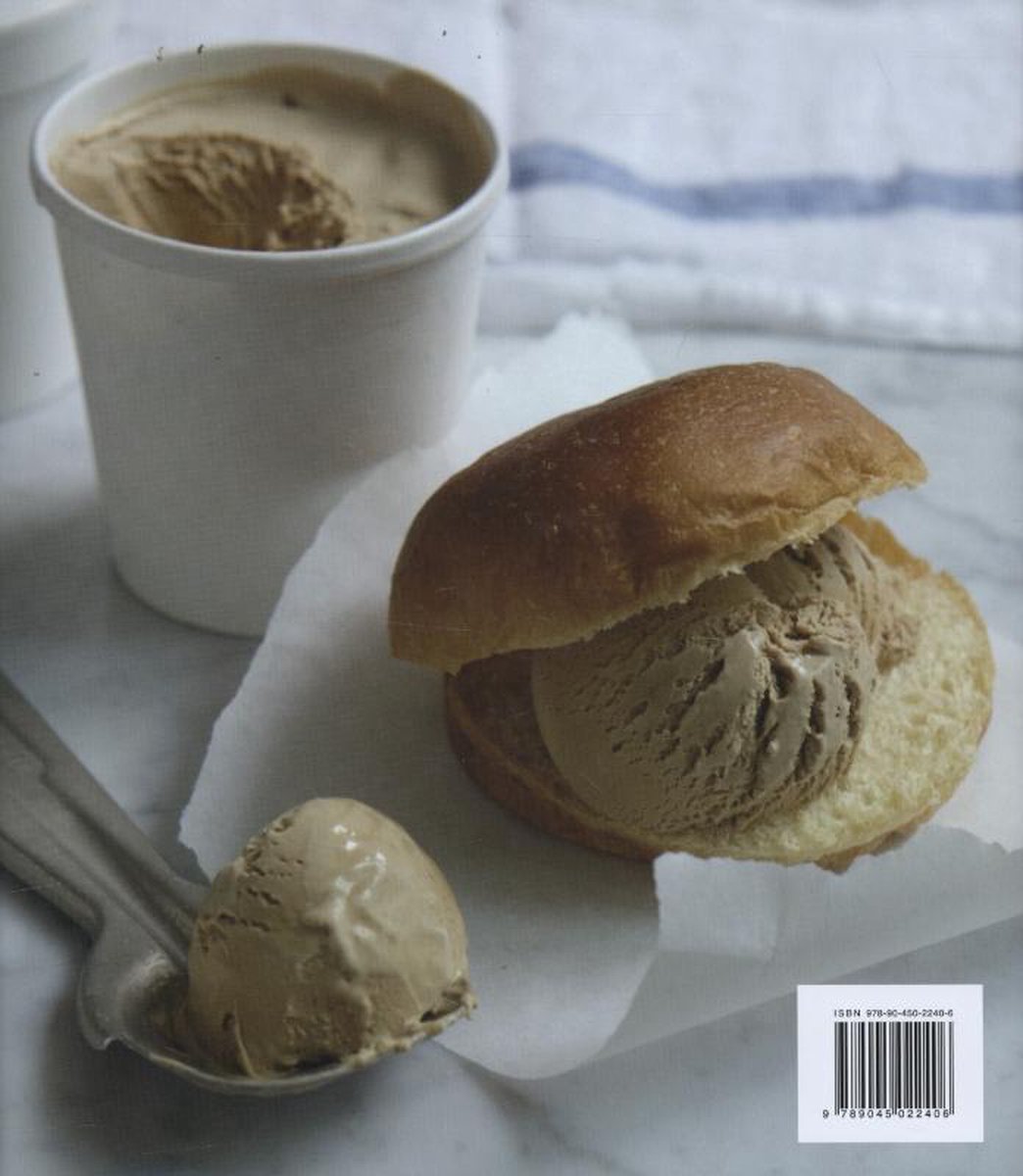 IJssandwich in een broodje met een schepje ijs op een lepel en in een bekertje.
