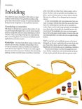 Gele schort voor kinderen, met verschillende materialen zoals verf, kwasten, papier en lijm.