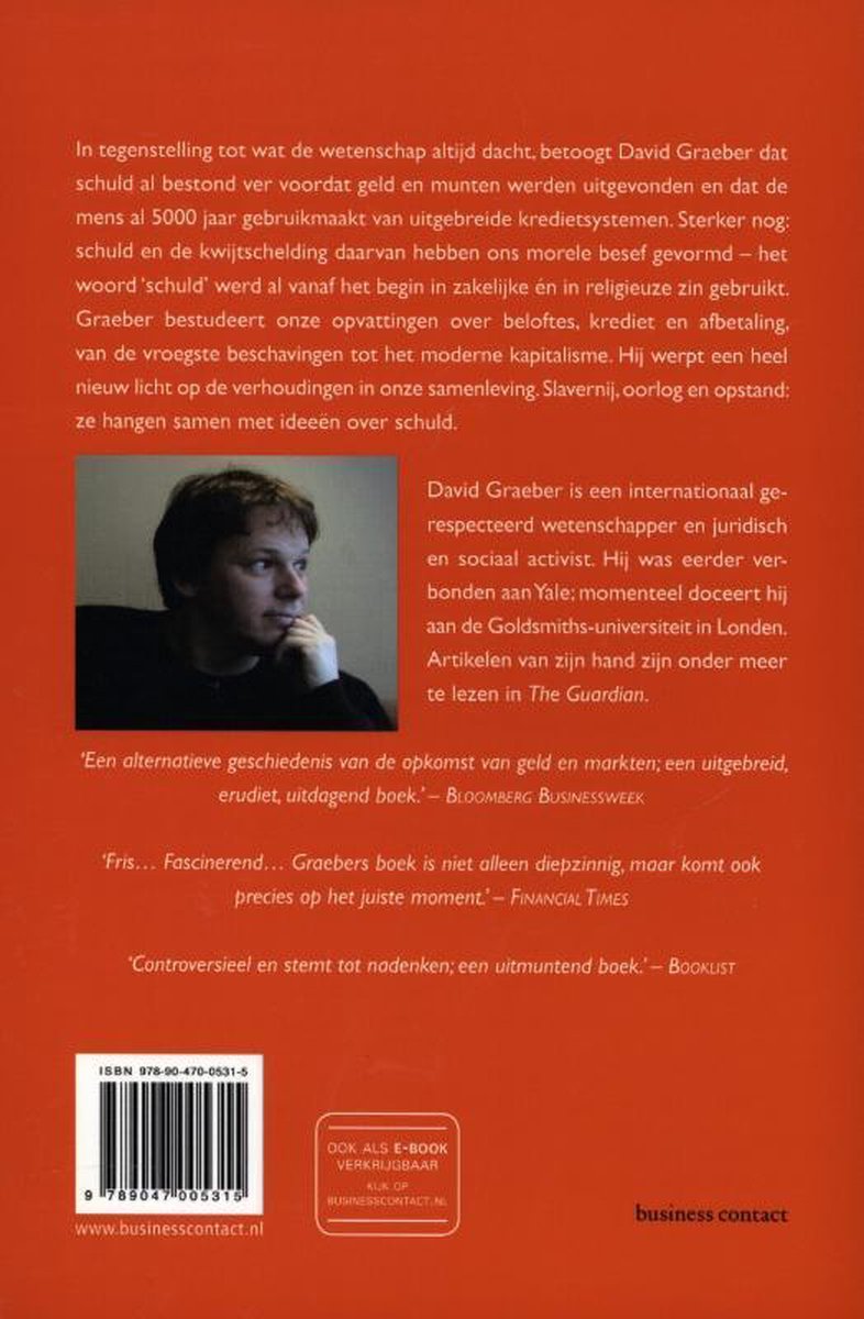 Achterkant van het boek Schuld met tekst over David Graeber en een zwart-wit foto van de auteur.