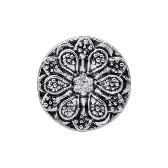 Zilverkleurige drukknop met bloemenpatroon en kleine strass steentjes in het midden.